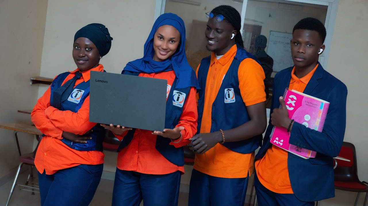 Étudiants en informatique avec ordinateur portable