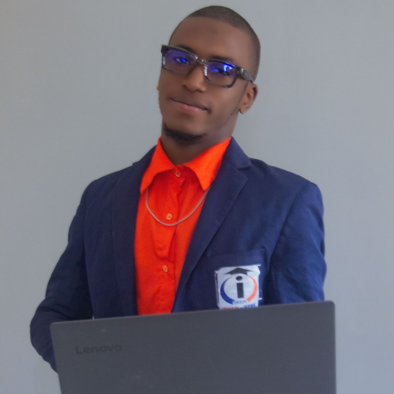 Étudiant en informatique en uniforme IPHAM