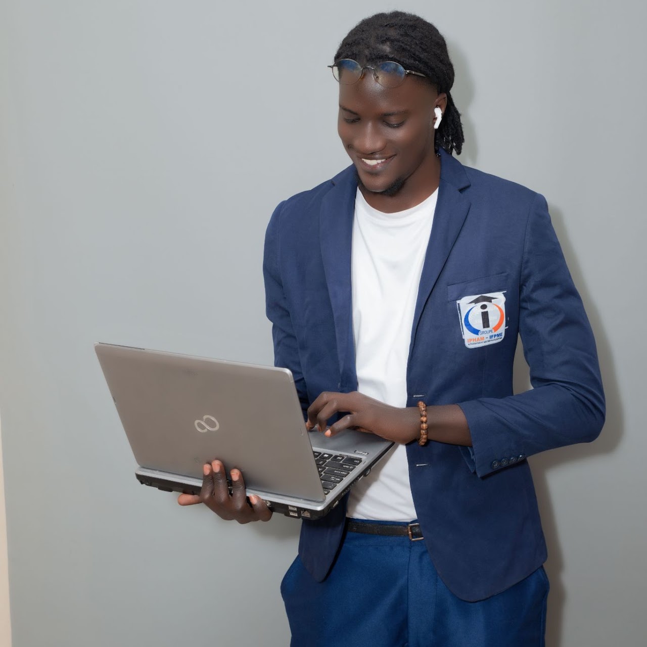 Étudiant en informatique sur ordinateur portable