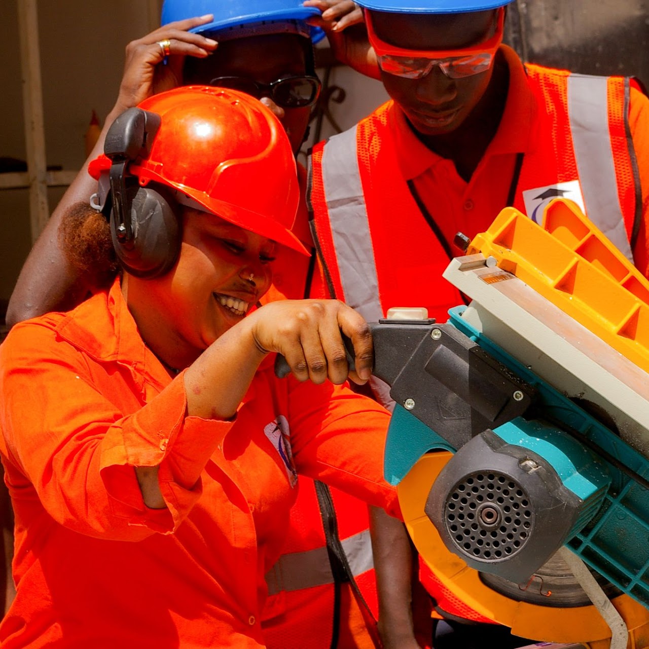 Étudiantes en menuiserie aluminium