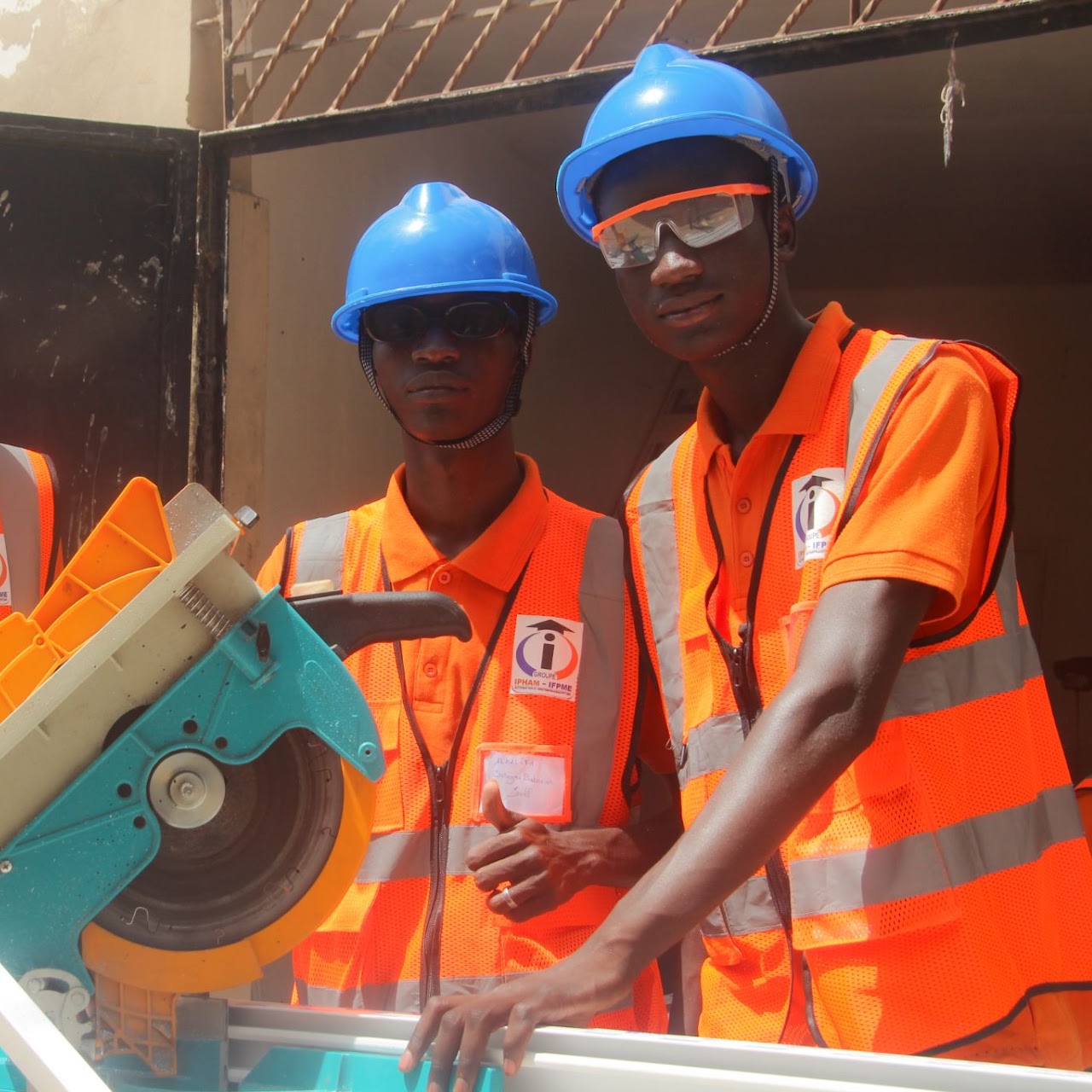 Étudiants en menuiserie métallique