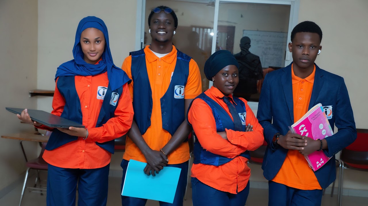 Groupe d'étudiants IPHAM-IFPME en uniforme